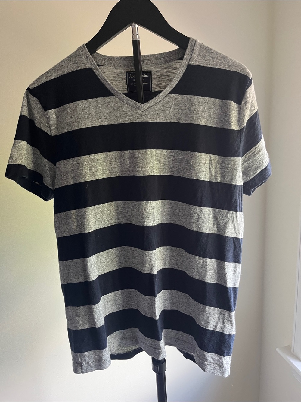Abercrombie & Fitch Men's Black and Gray Striped V-Neck Tee